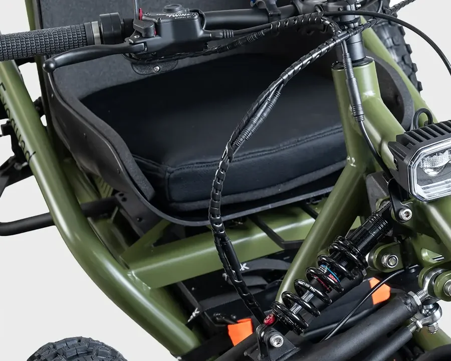 Siège baquet, châssis dégagé et suspension de l'ExoQuad V2