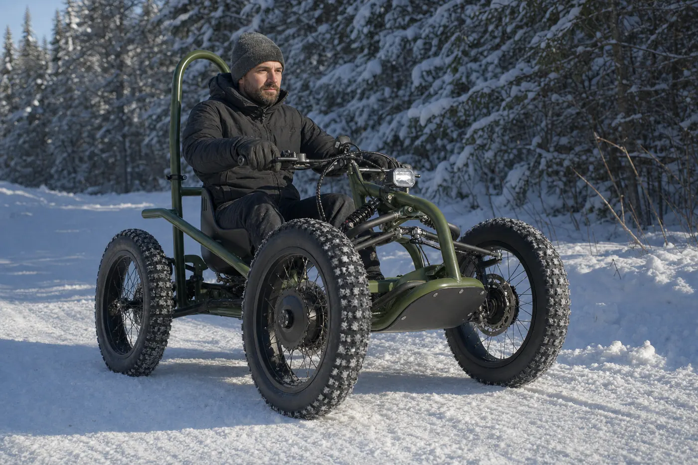 ExoQuad sur un sentier enneigé en forêt