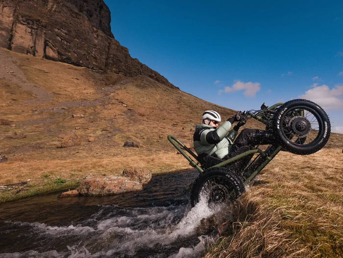 ExoQuad franchissant un ruisseau rocailleux